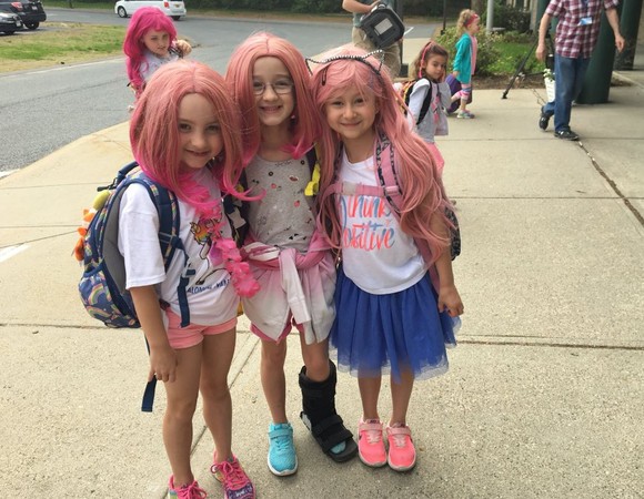 ▲ 艾莉（左一）與戴著粉紅色假髮的朋友們開心合照。（圖／翻攝自Katie Thompson推特）