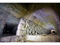 地道各長約80公尺，高與寬都只有大約1米5，洞壁與地面由板岩與鵝卵石砌成，內冬暖夏涼且通風，結構壯觀。