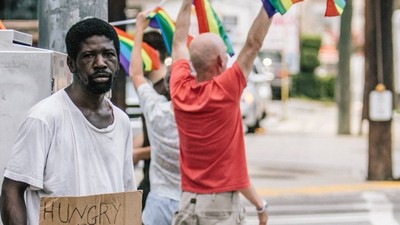 「你包容性別平權，仍討厭窮人」一張漆上彩虹的長椅諷刺了誰