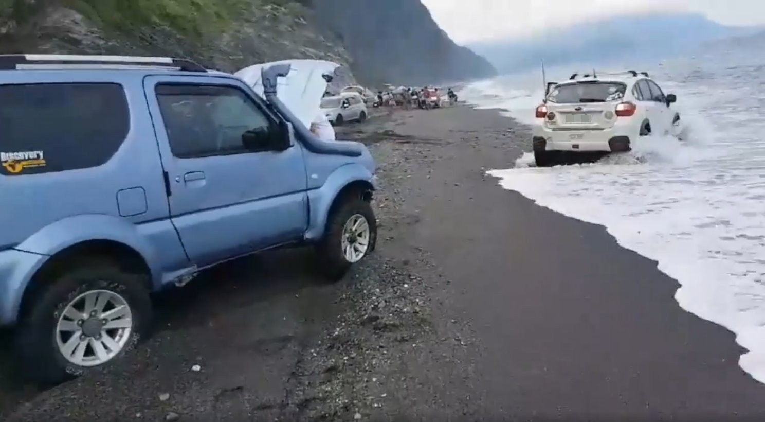 「海岸線全刁車」40輛Subaru南澳海蝕洞測性能　卡神秘海灘險淹。（圖／翻攝爆料公社）