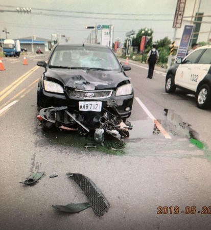 莊姓男子涉嫌酒駕肇事，轎車完全沒減速撞上女騎士，車頭全毀。（警方提供）