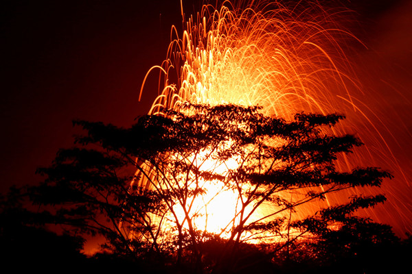 ▲美國夏威夷州大島（Big Island）基拉韋厄火山（Kilauea volcano）爆發。（圖／路透社）