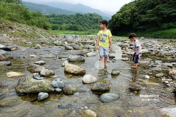 ▲花蓮白鮑溪夏天戲水好去處。（圖／靜怡&大顆呆の親子.旅遊.美食提供）