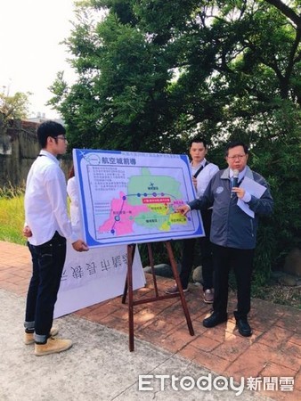 ▲桃園市長鄭文燦由地政局長陳錫禎陪同，前往大園區菓林市地重劃區視察。（圖／地政局提供）