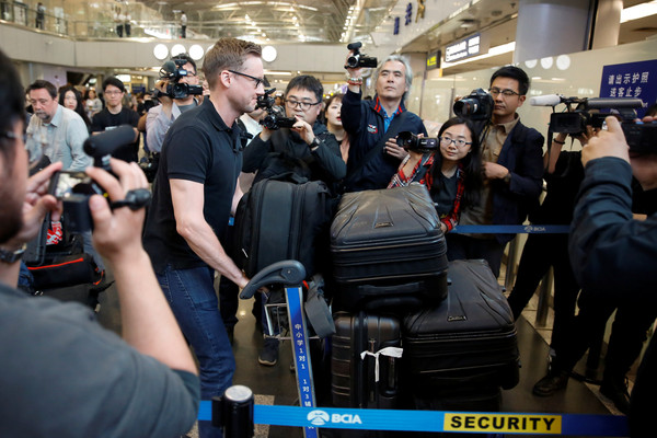 ▲▼ 美國CNN記者於北京機場，準備飛往北韓。（圖／路透社）