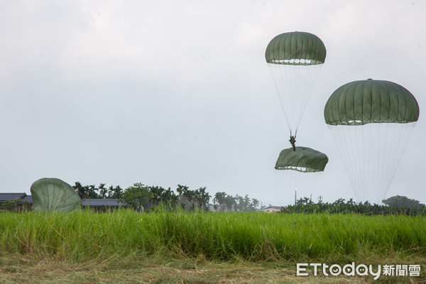 ▲▼陸軍傘兵訓練實況,傘兵基本傘空跳。（圖／記者季相儒攝）