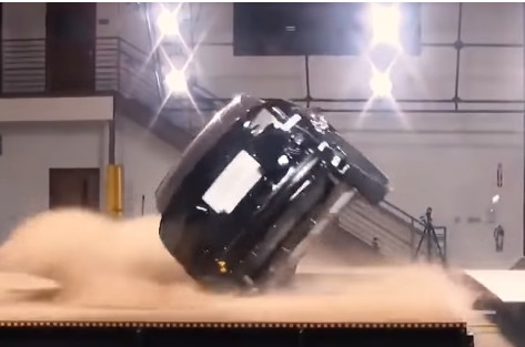 全球最難翻車的SUV！美國機構公布特斯拉Model X撞擊測試影片（圖／翻攝自NHTSA）