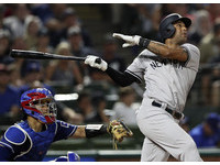最後9局上希克斯（Aaron Hicks）再補上兩分砲，本場比賽洋基一共掃出5發全壘打。