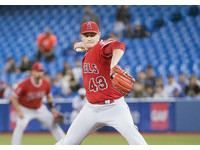 此戰開局天使先發理查斯（Garrett Richards）就遭遇亂流，被擊出3支安打。