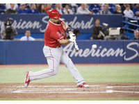 4局上，天使展開反擊，普侯斯（Albert Pujols）安打追回1分。
