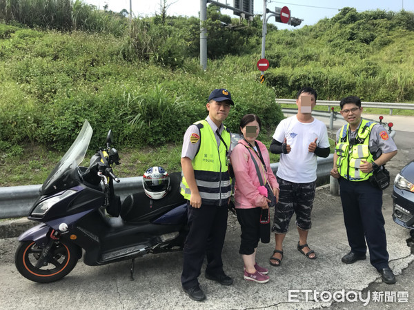 ▲▼瑞芳警暖心幫忙推車。（圖／記者林煒傑翻攝）