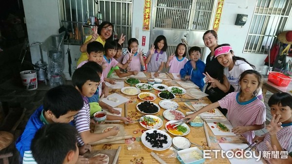 台東林管處探訪金牌農村小旅行主題活動，以微旅行方式帶領學員進入永安社區及鄰近的原民部落，讓學員以慢走方式探訪體驗縱谷風情。（圖／台東林管處提供）