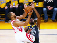 決勝節火箭加壓防守讓勇士單節僅獲12分，湯普森（Klay Thompson）嚴防之下出手未果，火箭以94比92扳平系列戰。