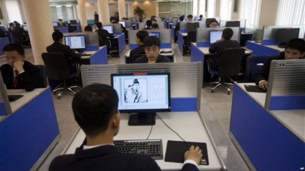 2011年金日成綜合大學內使用電腦的學生（圖／翻攝自voakorea）