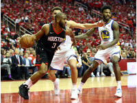 火箭開賽6分半鐘靠著亞瑞札（Trevor Ariza）、格林（Gerald Green）合力發送3顆外線冷箭，帶領出一波9比0攻勢取得11分領先。