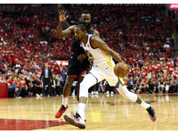 且勇士單節得分壓制在17分，杜蘭特（Kevin Durant）得到其中的11分、浪花兄弟兩人0分進帳，陷入6分落後。