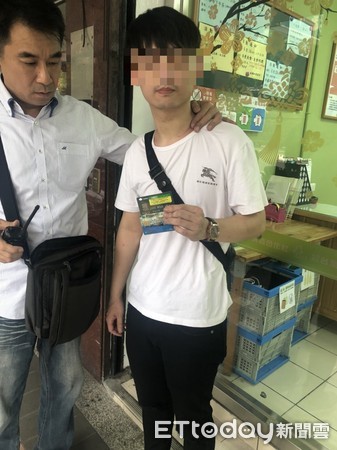 ▲▼正妹女警讓車手認罪。(圖/記者陳雕文翻攝)