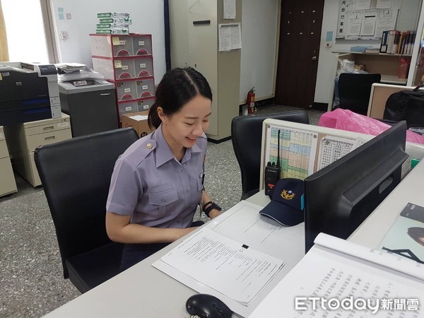 ▲▼正妹女警讓車手認罪。(圖/記者陳雕文翻攝)