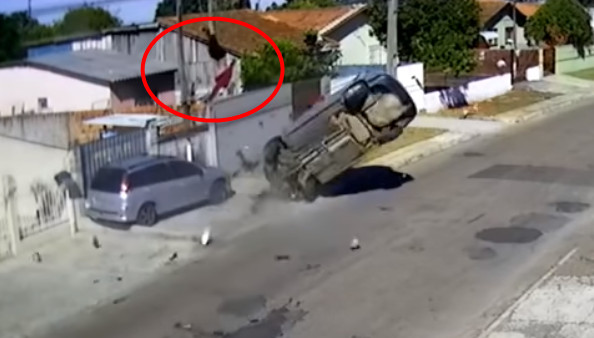 ▲▼ 巴西偷車賊駕車逃逸失控「翻車2圈半」，乘客遭拋飛重摔屋頂。（圖／翻攝自Youtube）