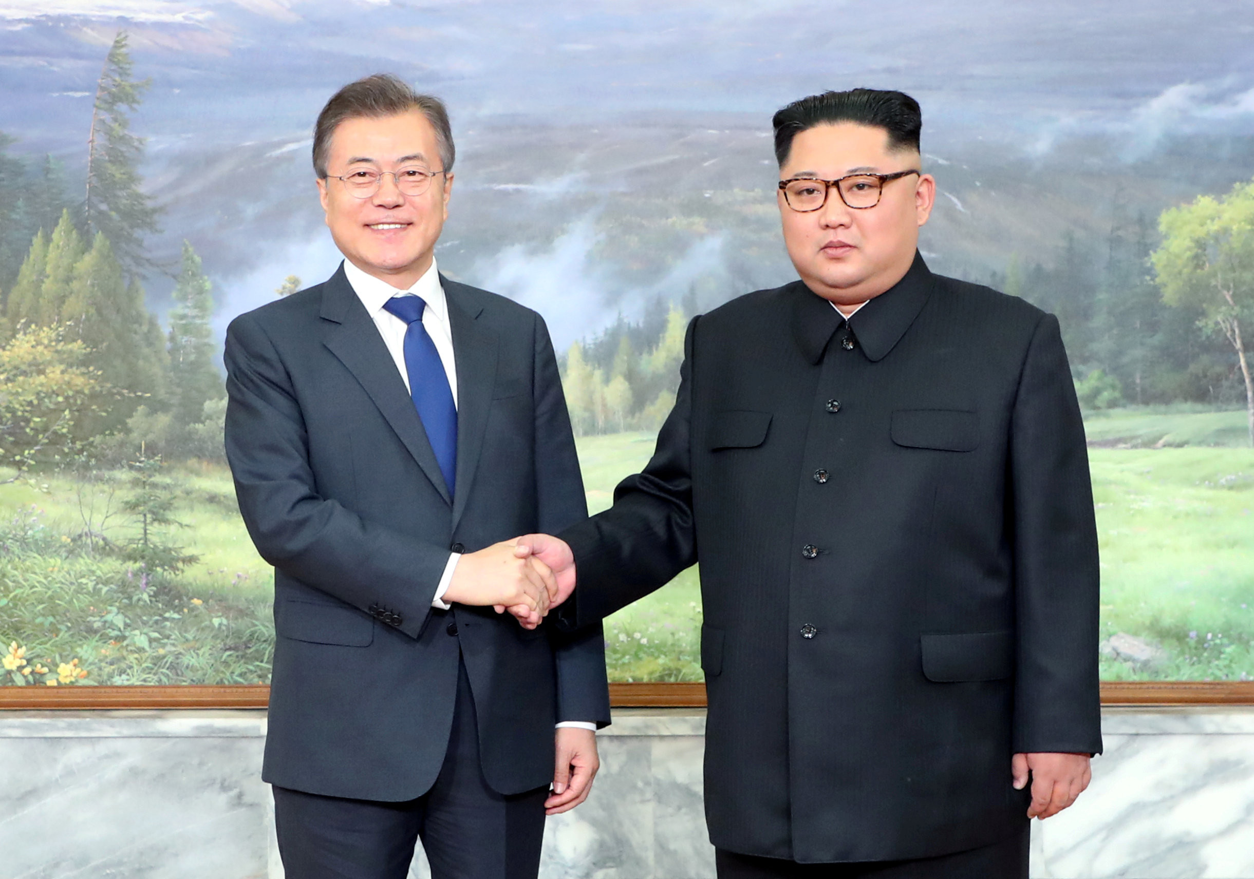 ▲南韓總統文在寅與北韓領導人金正恩二次會面，兩人相見時握手擁抱。（圖／路透社）