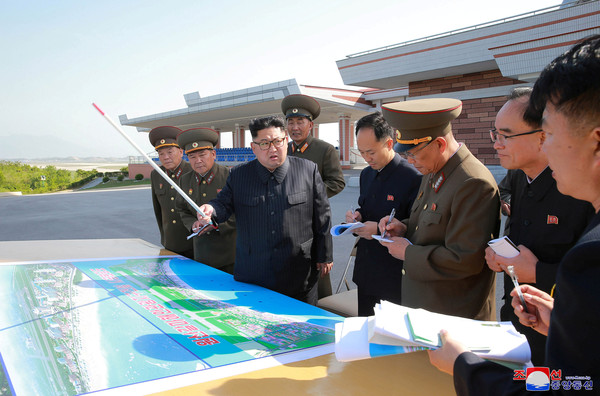 ▲▼北韓領導人金正恩視察東部的元山葛麻海岸旅遊區。（圖／路透社）