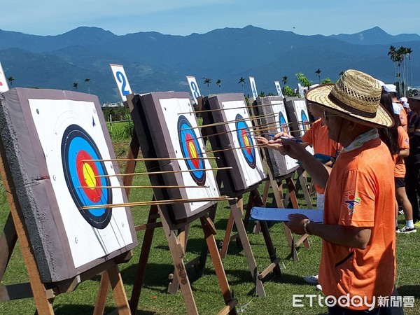 台東市原住民傳統運動會射箭比賽在馬當部落舉行，有來自全縣48隊160人的各原住民族群選手同場競技。（圖／台東市公所提供）
