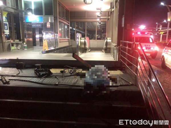 ▲▼松山機場捷運站2號出口，29日凌晨發生一起公安意外，造成一名女性工人當場死亡，另一名男性工人腿部受傷。（圖／記者趙永博攝）