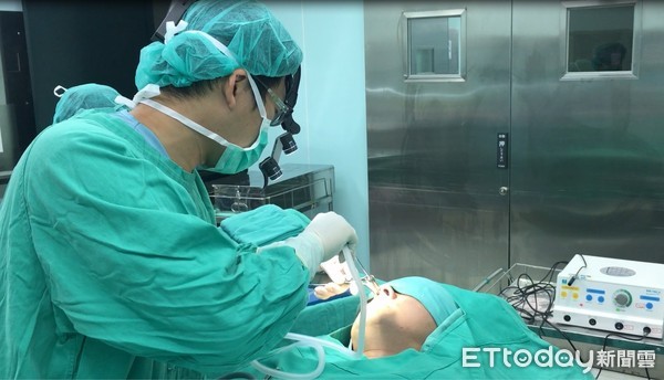 ▲好痛苦!鼻子就像連假上高速公路一樣塞 術後讓他重新呼吸。(圖/衛生福利部南投醫院提供)