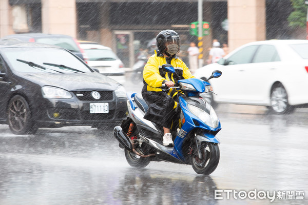 ▲▼下雨天,機車騎士,通勤族,機車雨衣,交通安全,降雨,午後熱對流,午後雷陣雨。（圖／記者季相儒攝）