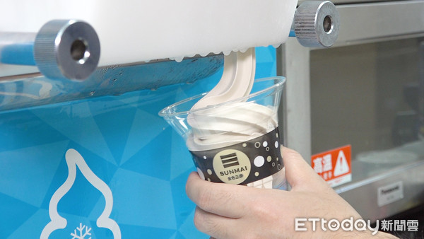 ▲大人系!金色三麥霜淇淋 全家超商沁涼開賣。(圖/記者謝婷婷攝)