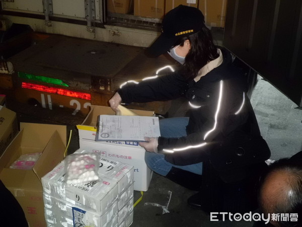 ▲食藥署邊境查驗。(圖/記者嚴云岑攝)