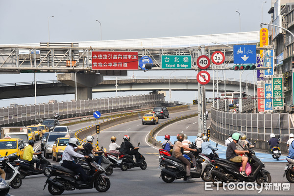 ▲▼台北橋,空氣污染,空汙,pm2.5,汽機車,通勤,交通,塞車,細懸浮微粒,移動污染源。（圖／記者李毓康攝）