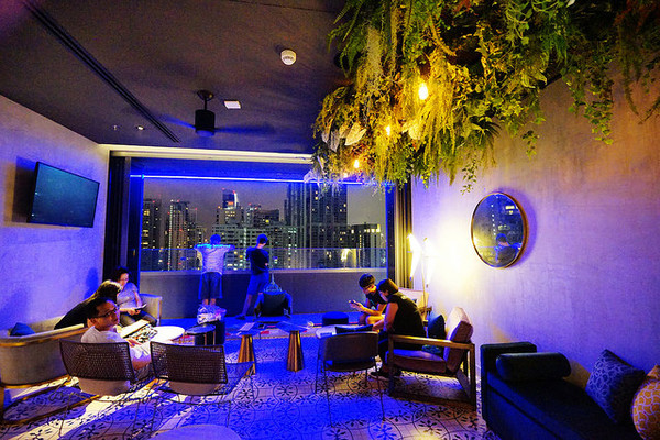 ▲泰國曼谷澎蓬站的高空酒吧。（圖／快樂雲提供）
