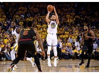 靠著柯瑞(Stephen Curry)29分、6籃板、9助攻表現，勇士124比114取勝。