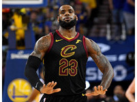 冠軍戰第一戰，騎士一哥詹姆斯(LeBron James)全場狂轟個人決賽生涯新高51分外帶8籃板、8助攻。