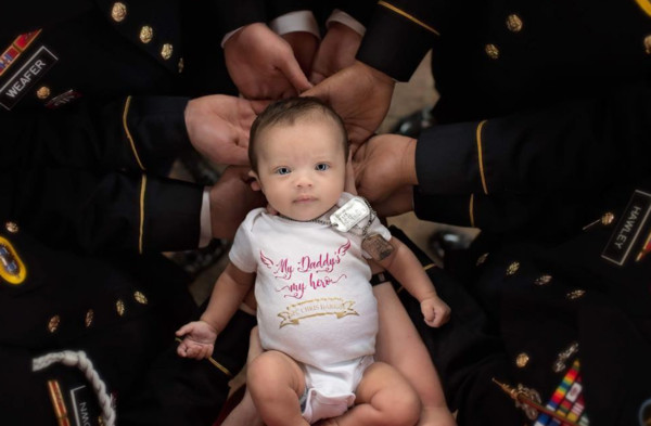 ▲▼ 美國駐阿富汗士兵哈里斯(Chris Harris)殉職未及見證女兒出生,戰友代父送暖。(圖/翻攝自IG/britt.m.harris)