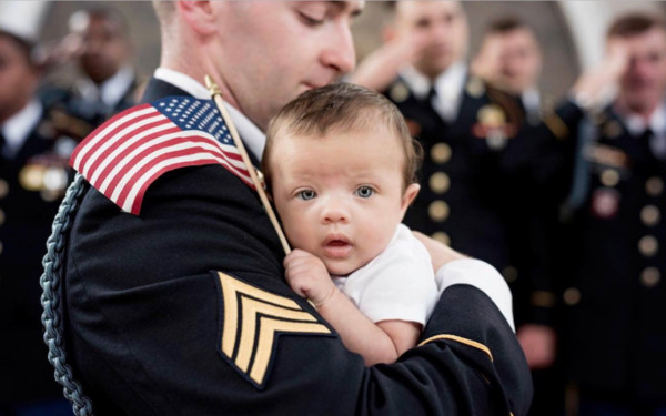 ▲▼ 美國駐阿富汗士兵哈里斯(Chris Harris)殉職未及見證女兒出生,戰友代父送暖。(圖/翻攝自IG/britt.m.harris)