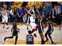 詹姆斯(LeBron James)此戰獨力轟下29分、9籃板、13助攻，又成悲劇英雄。
