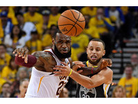 ▲▼2018 總冠軍 G2，騎士vs勇士，詹姆斯（LeBron James）、柯瑞（Stephen Curry）。（圖／路透社）