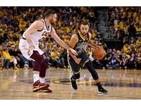 加上柯瑞(Stephen Curry)33分、7籃板、8助攻，包含破NBA決賽新紀錄的9記三分球。