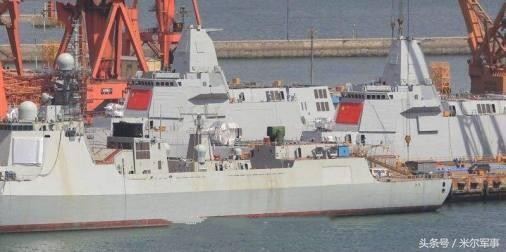 解放軍2艘055型萬噸級驅逐艦掛上五星旗，意味可能在近期同時下水。（圖／翻攝自大陸網站）