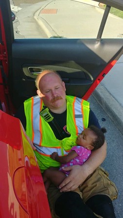 車禍媽媽送醫女嬰哭不停，消防員抱入懷安撫。（圖／翻攝自Chattanooga Fire Department粉專）