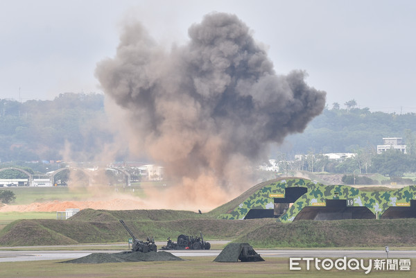 ▲▼漢光34號演習,假想敵軍炸射機場跑道。（圖／記者李毓康攝）