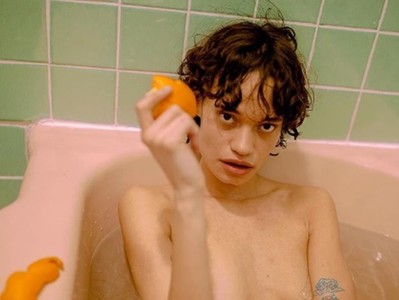 剝皮橘子是她殘破的貞操！攝影師遭摯愛親人性侵，作品裡埋藏線索