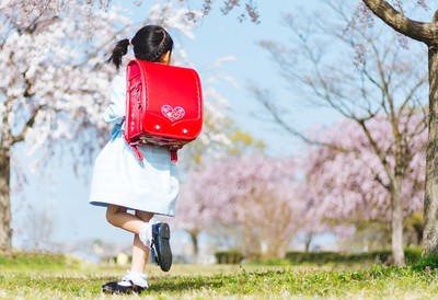 日本小學生書包為什麼很貴？一背就要背六年！網友揭：不背等著被霸凌