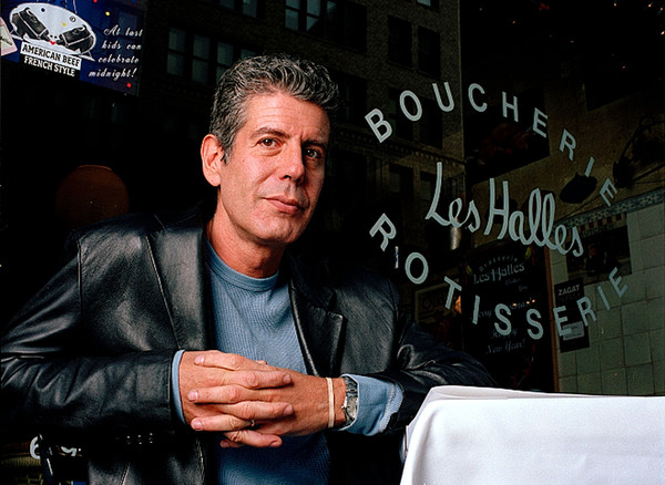 ▲▼2001年，紐約Brasserie Les Halles餐廳老闆兼主廚波登，坐在自己店內的餐桌旁。（圖／達志影像／美聯社）