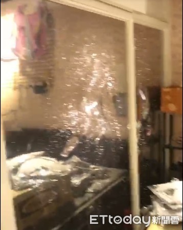 ▲▼板橋葬儀社遭砸店，店面玻璃嚴重毀損。（圖／記者趙永博翻攝）