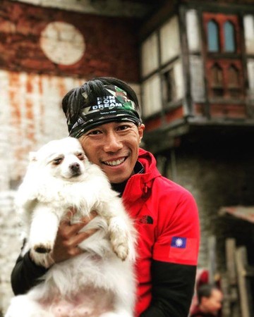 陳彥博在不丹超馬遇到狗狗。（圖／翻攝自陳彥博 Tommy Chen臉書）