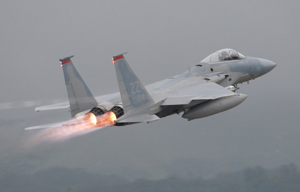 美軍駐守沖繩嘉手納空軍基地F-15戰機起飛。（圖／路透社）