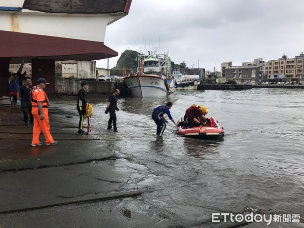 ▲▼金山傳2釣客遭捲入海裡，一男救起已無生命跡象。（圖／記者林煒傑翻攝）